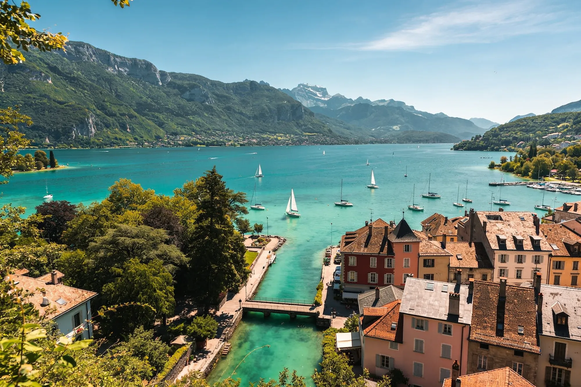 Le lac d'Annecy et la vieille ville depuis les hauteurs